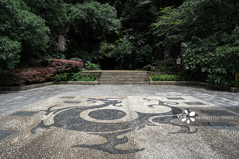 福建龙岩龙硿洞景区门口名称与石头地面图片素材