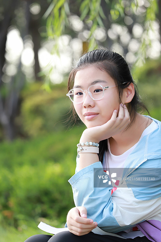 户外沉思的青春少女图片素材