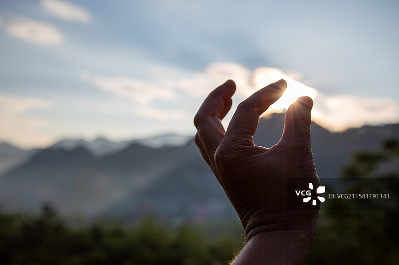 手握清晨阳光，山林背景图片素材