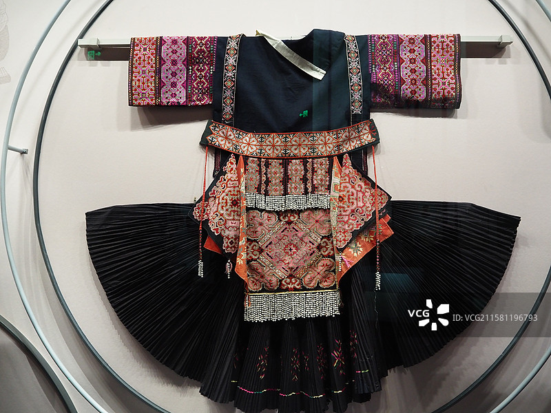 贵州省博物馆展出的传统民族服饰图片素材