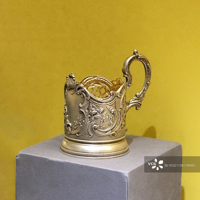 国博-俄宴风华-克里姆林宫博物馆藏餐饮文化精品展-杯托-银-1917年图片素材