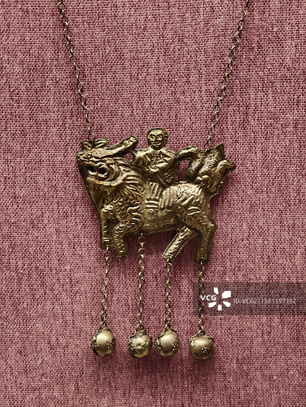 南宁市博物馆绝色中国女性生活美学展清朝麒麟送子纹银项链图片素材