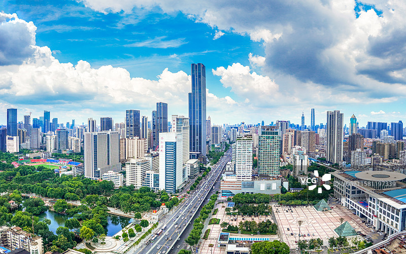 航拍视角展现现代武汉都市全景，汉口武展  解放大道 中山公园 协和医院 财富中心  蓝天白云下高楼图片素材