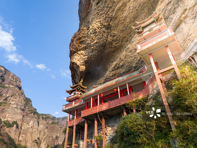 福建省漳州市平和县灵通山悬崖上的古建筑图片素材