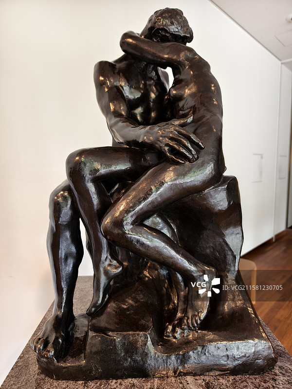 奥古斯特·罗丹(1840年-1917年) 《接吻》 1882-87年左右（原型） 青铜图片素材