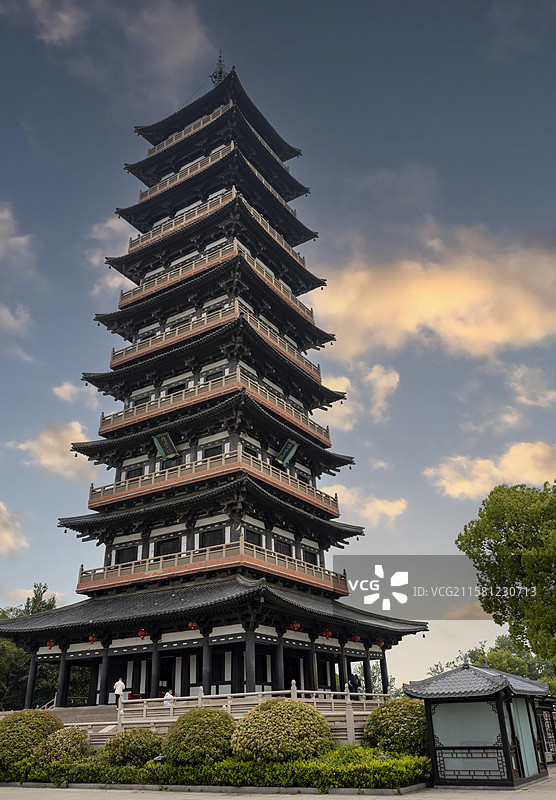 江苏省扬州大明寺清代古建筑与古代佛塔图片素材