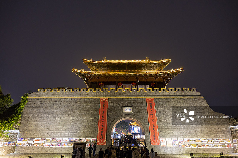 扬州夜景与东关街古代城门楼图片素材