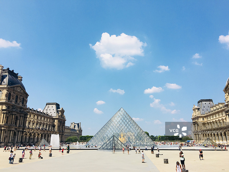 卢浮宫外景，蓝天白云图片素材