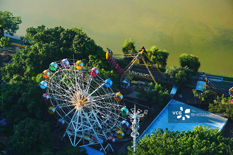 惠州滨江公园摩天轮和游乐园图片素材