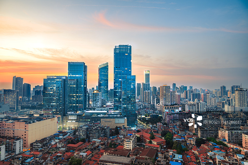 黄昏下的武汉汉正街建筑群图片素材