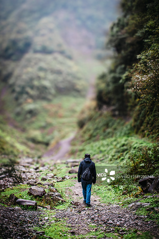 崎岖山路上的独行者图片素材