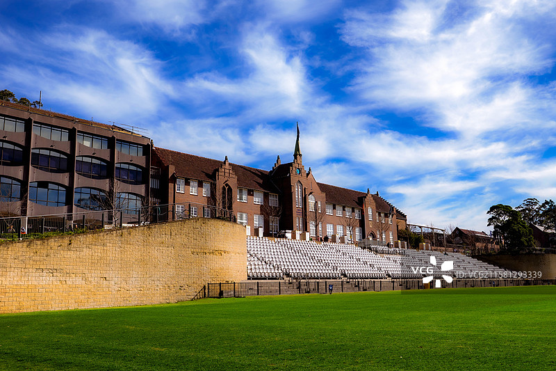 多云天气下的梦幻西式教学楼图片素材