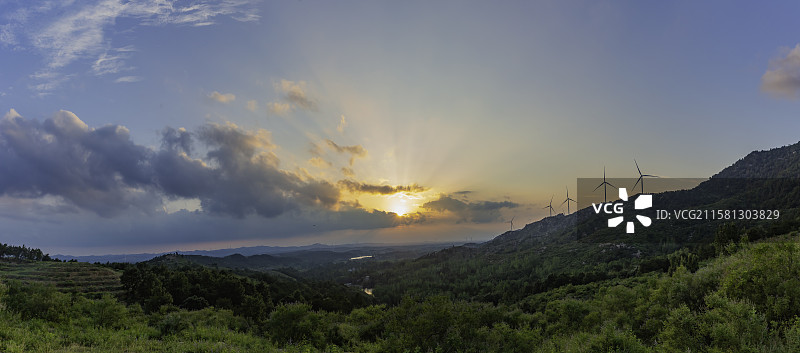 河南唐河县石柱山风景区金色的霞光和多彩的云彩图片素材