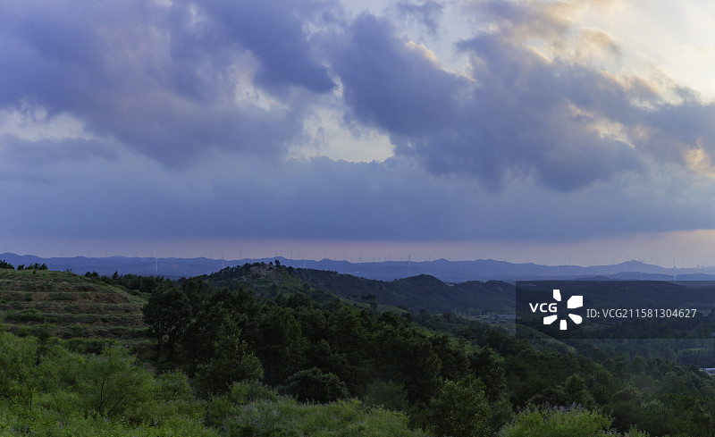 河南唐河县石柱山风景区金色的晚霞和云彩全景图片素材