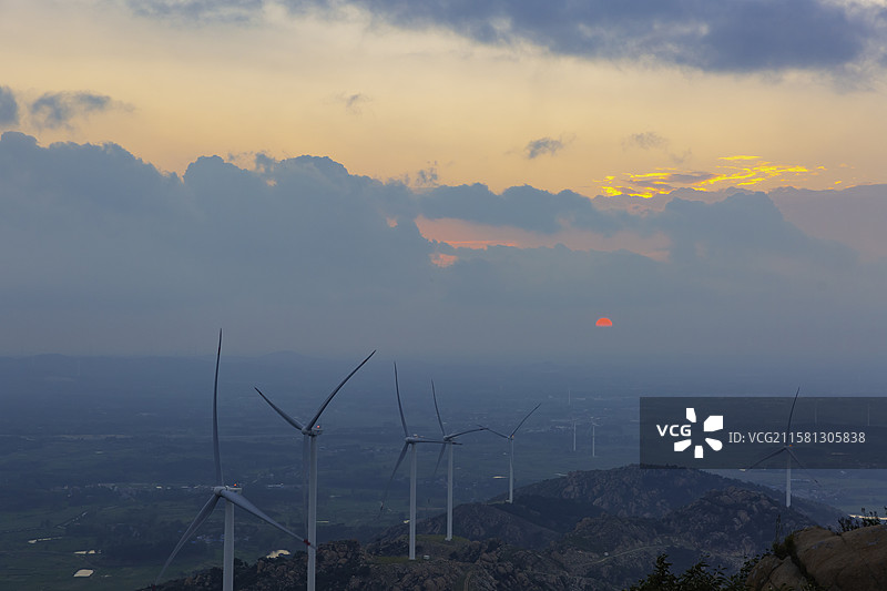 河南唐河县石柱山风景区金色的晚霞和红红的落日图片素材