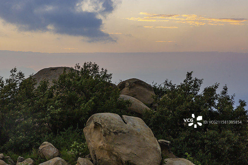 河南唐河县石柱山风景区金色的晚霞和多彩的彩云图片素材