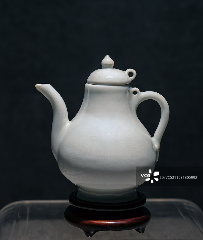 明永乐甜白釉暗花双凤纹梨式壶图片素材