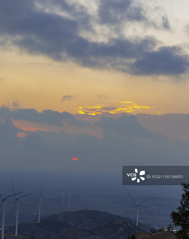 河南唐河县石柱山风景区金色的晚霞和红红的落日图片素材