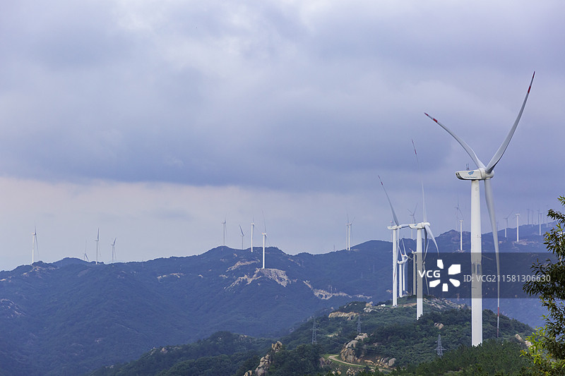 河南唐河县石竹山风景区风力发电风车群图片素材