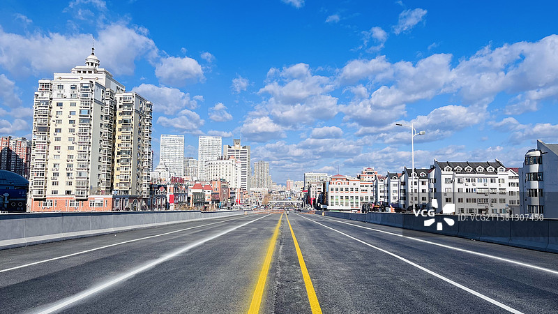 蓝天白云下的城市图片素材