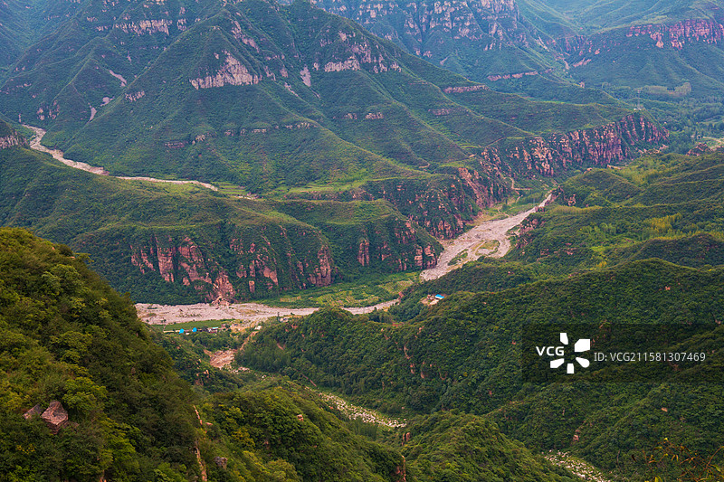 俯视角绿树红岩太行山大峡谷图片素材