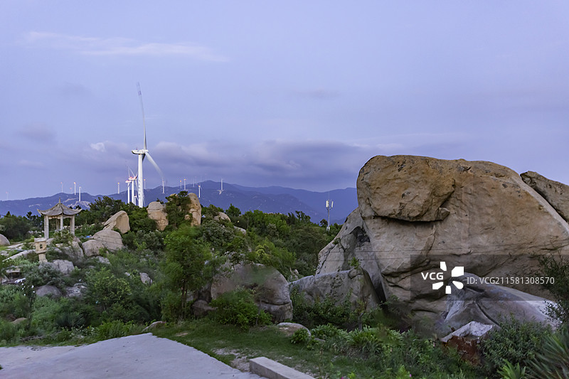 河南唐河县石竹山风景区的风力发电风车群和巨石图片素材