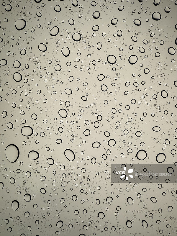 雨水滴落形成的不规则水滴图片素材