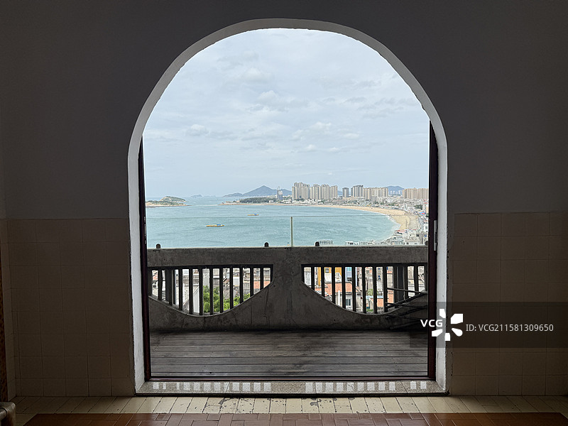 东山岛左耳拍摄地观景台窗外的海湾风景图片素材