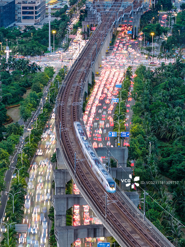 海口东站城市轨道交通夜景图片素材