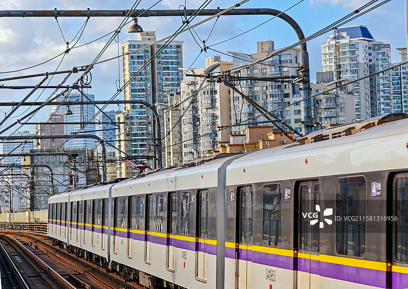 上海地铁4号线行驶在高架轨道上图片素材