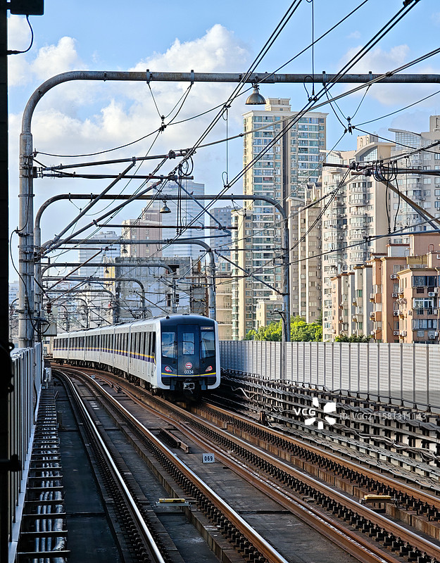 上海地铁4号线行驶在高架轨道上图片素材