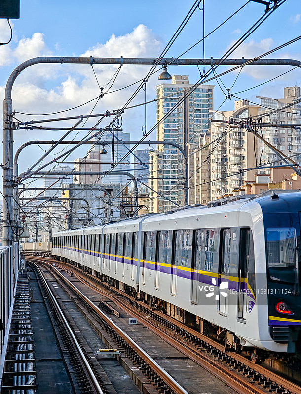 上海地铁4号线行驶在高架轨道上图片素材