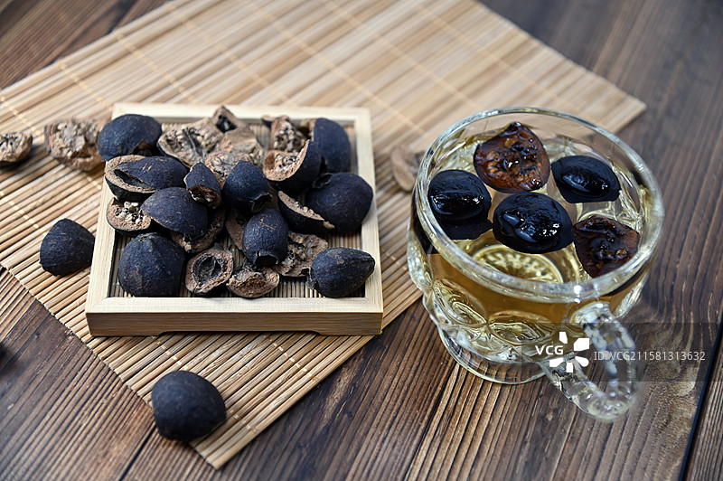 晒干的番桃泡茶图片素材