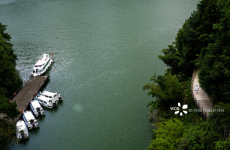 写意人生，豪华快艇与步道行人，意境照片图片素材