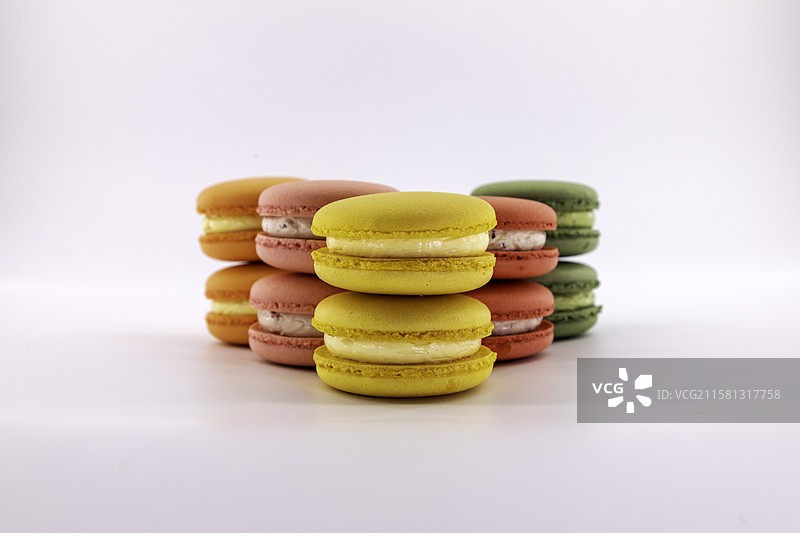 放在桌子上的马卡龙点心图片素材