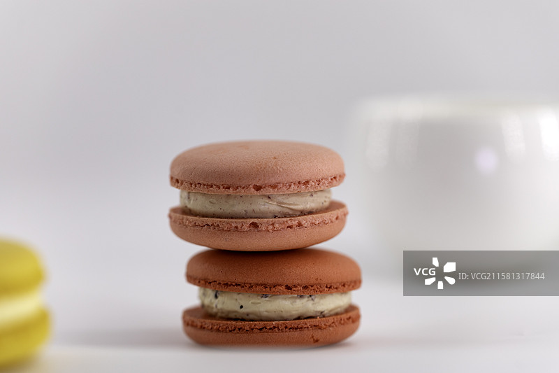 放在桌子上的马卡龙点心图片素材