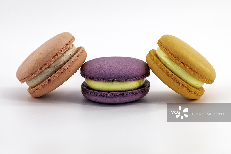 放在桌子上的马卡龙点心图片素材