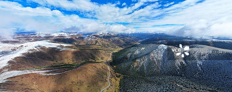 四川若尔盖雪落半边山图片素材