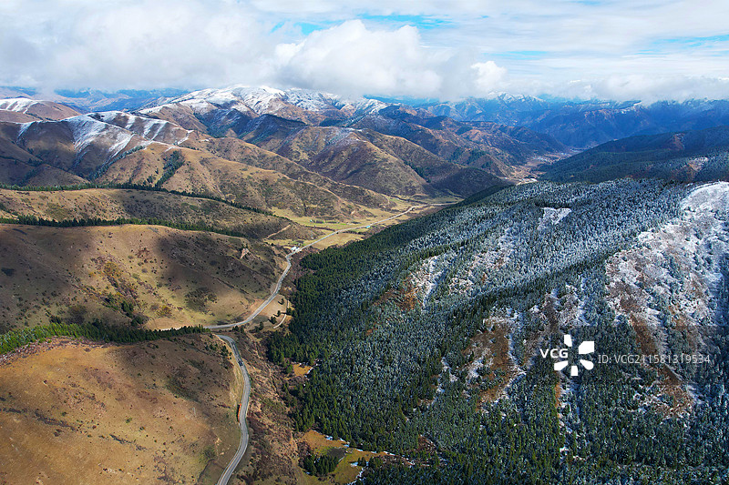 四川若尔盖雪落半边山图片素材