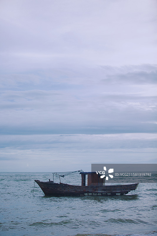 蓝天白云大海码头停靠渔船孤舟孤船宁静海中央漂浮木船背景留白插图海报素材图片素材