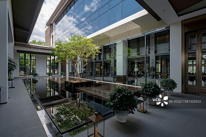 酒店中庭天井的设计与布局图片素材