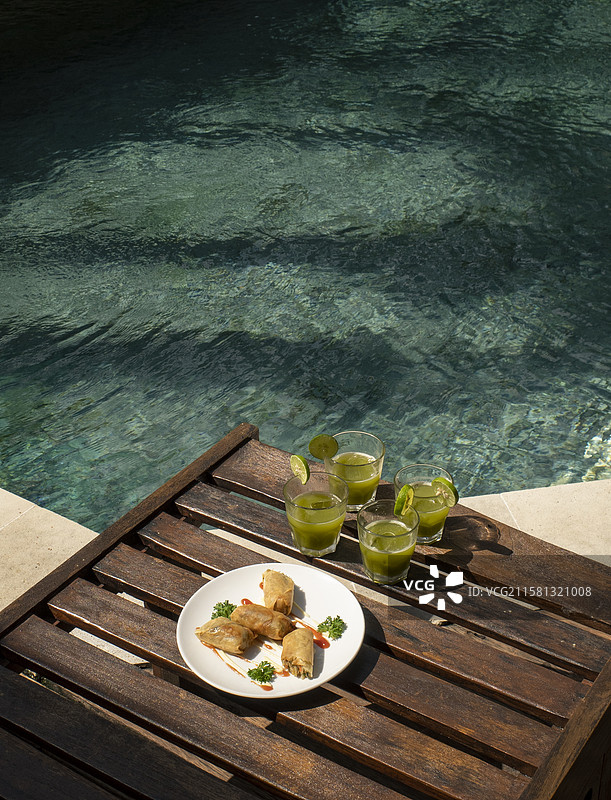 泳池躺椅上的饮品图片素材