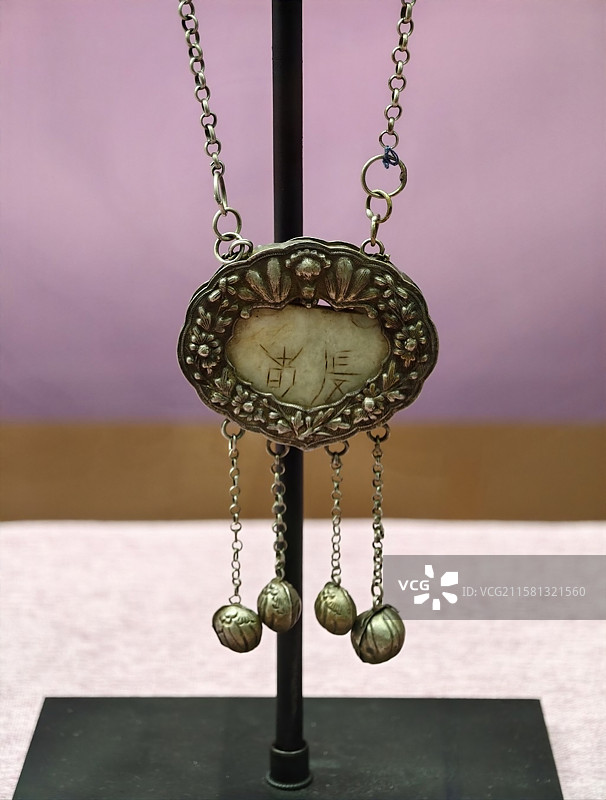 南宁市博物馆绝色中国女性生活美学展清朝嵌玉银项链图片素材