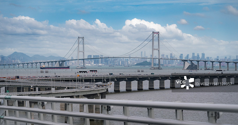 蓝天下繁忙的深中通道图片素材