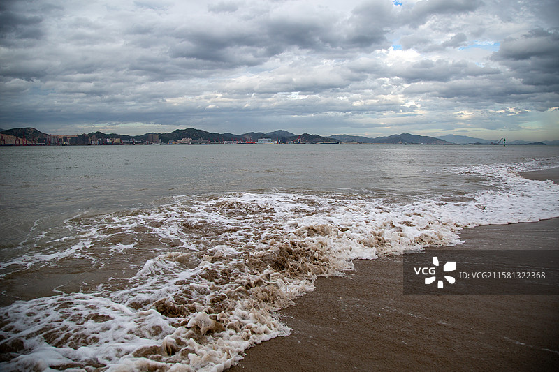 阴云密布的海边波浪拍岸图片素材