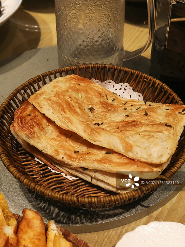 安徽蒙城县特色美食蒙城烧饼高视角特写图片素材
