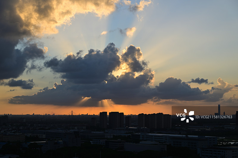 丁达尔下的落日夕阳，夏季台风天，上海奉贤图片素材