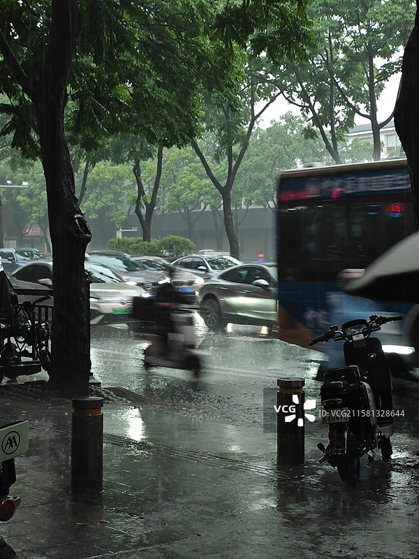 暴雨突然而至的街景图片素材