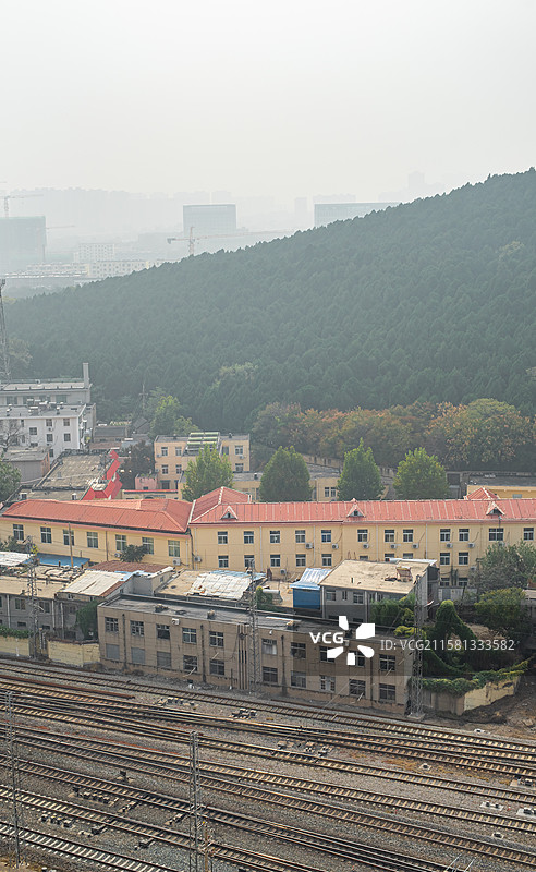 中国城市市风光拍摄主题，山东泰安地府地狱阎王殿英雄山蒿里山，铁路轨道，户外白昼无人图像摄影图片素材