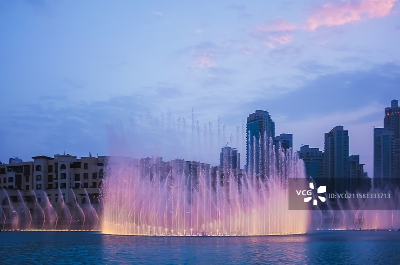 哈利法塔人工湖，迪拜音乐喷泉图片素材